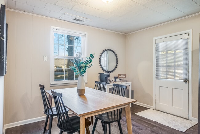 Building Photo - Evora