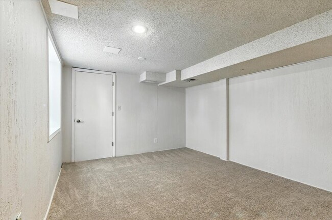 Building Photo - 8536 Russell St