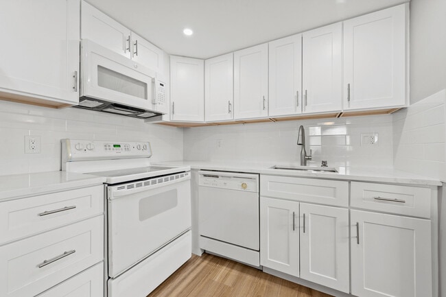 Building Photo - 723 Flanders Dr