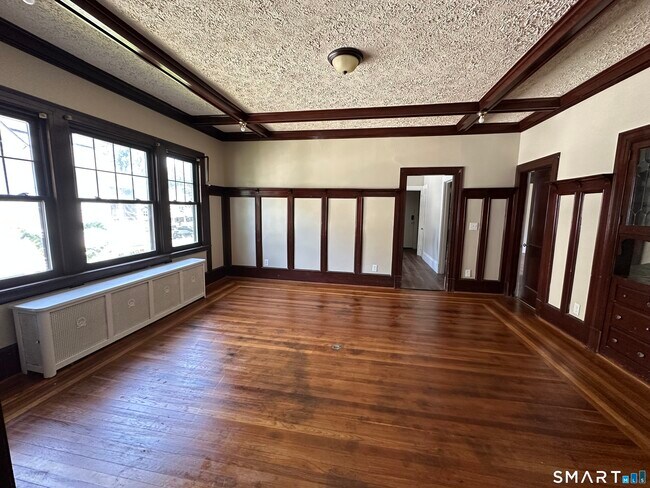 Building Photo - 304 Edgewood St