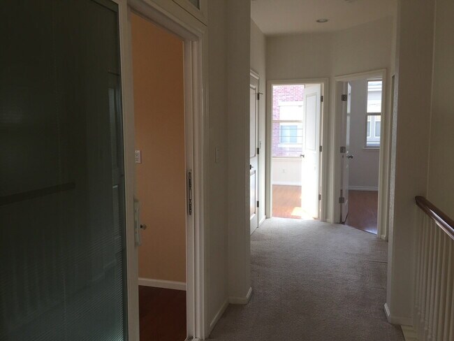 Building Photo - "Spacious 3-Bed, 3-Bath Townhouse with Gra...