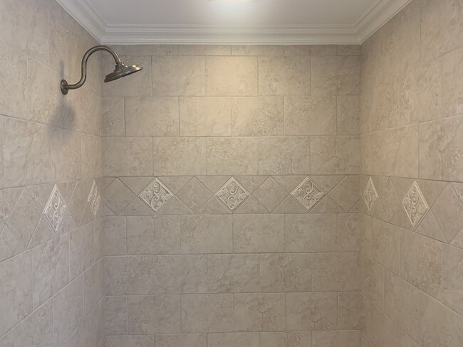 Building Photo - 3 Bed, 2 Bath Home w/ 1 Car Garage and Fen...