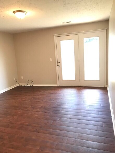 Living room - 636 Friars Ln