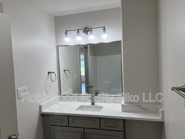 Building Photo - 2433 5th St