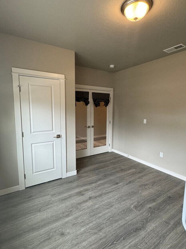 Building Photo - Fully Furnished 3 Bed/2 Bathroom Home-2042...