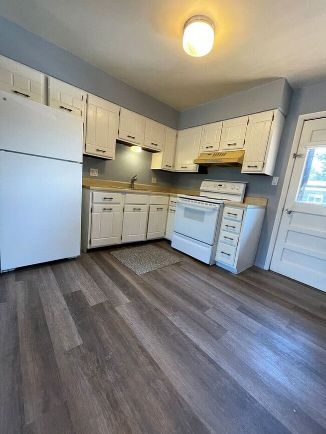 Building Photo - Charming Upper-Level 2BR | Shared Yard, St...