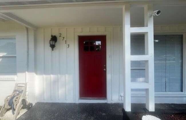 Building Photo - 2713 Silver Lake Dr