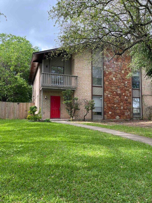 Building Photo - Duplex in Desoto