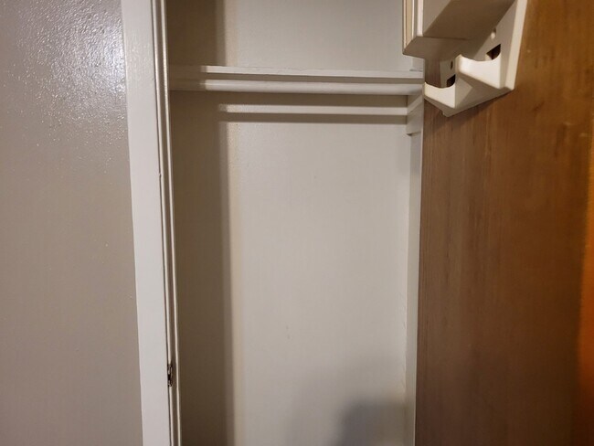 Building Photo - 2 bed / 1 bath apartment