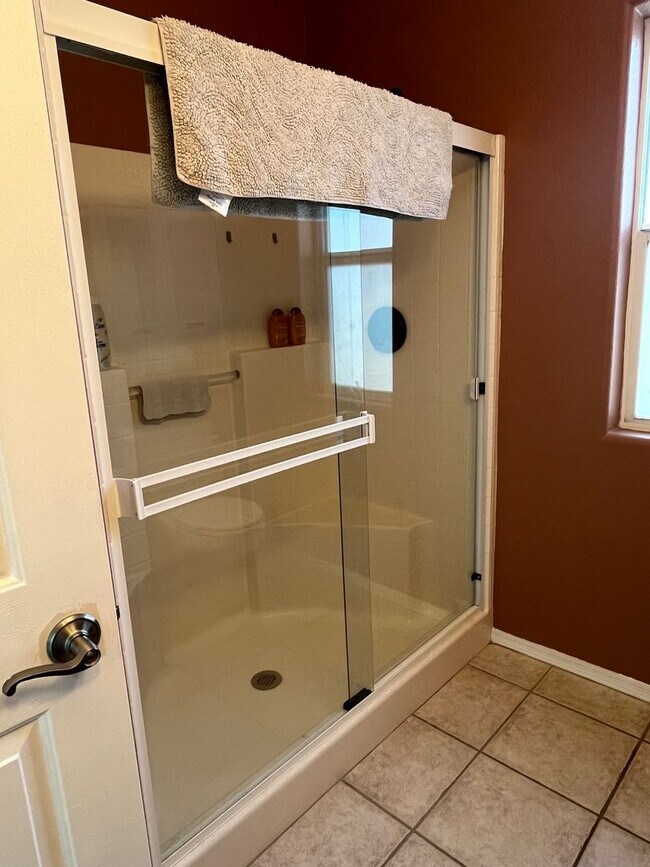 Building Photo - WINTER VACATION RENTAL - 3 Bedroom/2 Bath