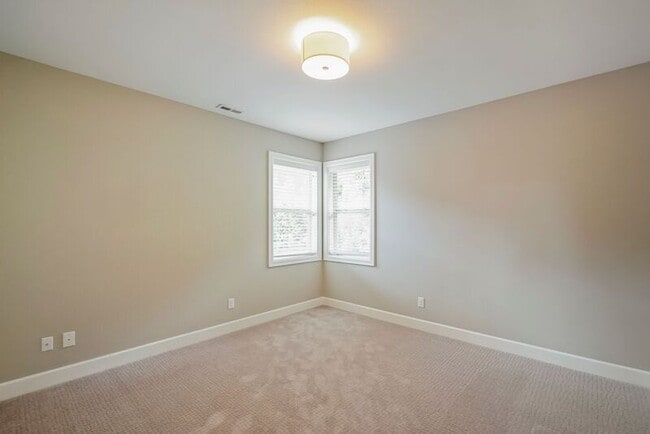 Building Photo - 307 NW Meridian Ridge Ct