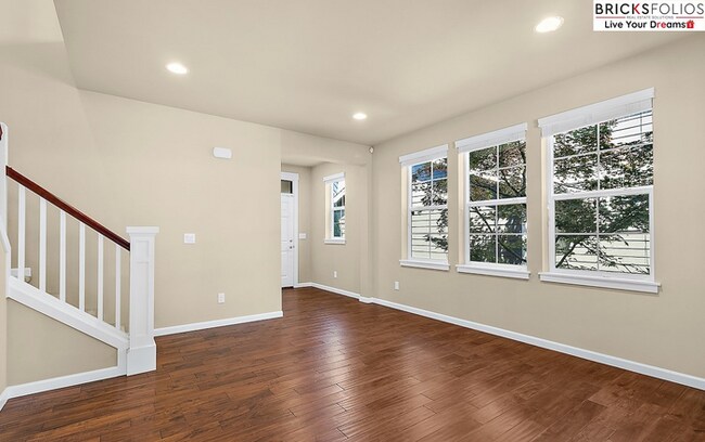Building Photo - Natural Light-Filled Renton Home with Spac...