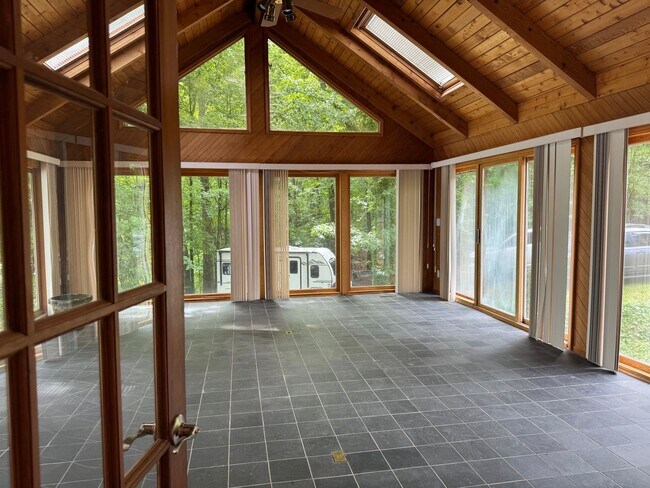 Building Photo - Four Bedroom Lake House in Denver