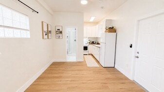 Building Photo - 1012 NE 17th Ct
