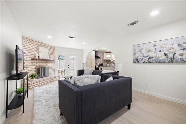 Building Photo - 403 Cheyenne Cir