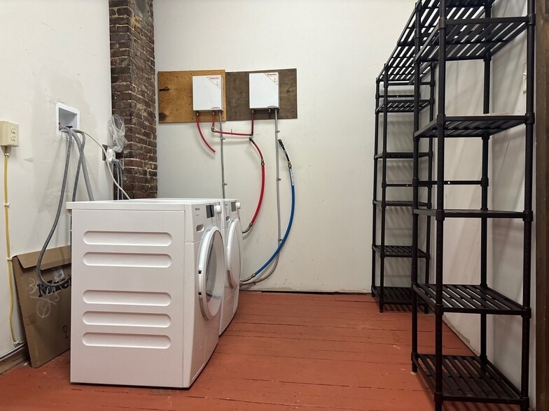 Laundry/closet - 923 Elm St