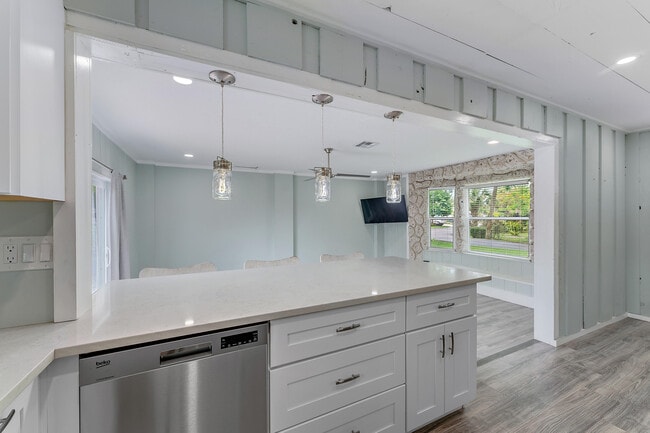 Building Photo - 856 SW Rustic Cir