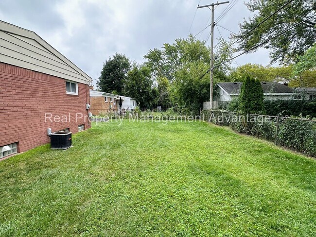 Building Photo - Oak Park Mid-Century Modern Beauty!