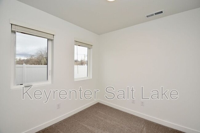 Building Photo - 1590 S 900 W