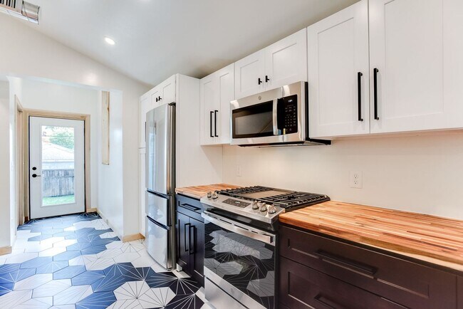 Building Photo - Amazing 2 bedroom, 2 bathroom 1,330 sf hom...