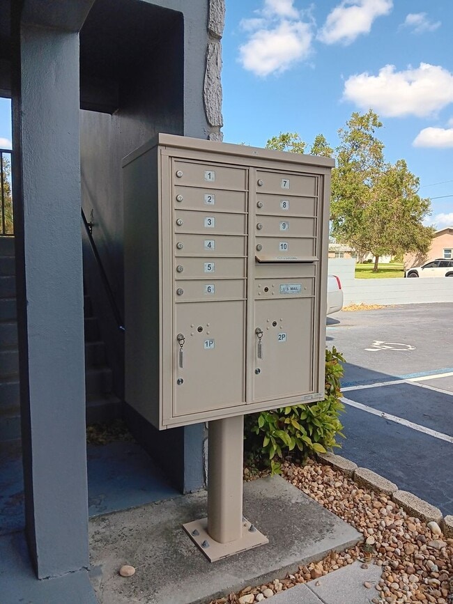 Building Photo - Great value 1/1 near SPC, Tyrone, Pinellas Trail & Azalea Rec