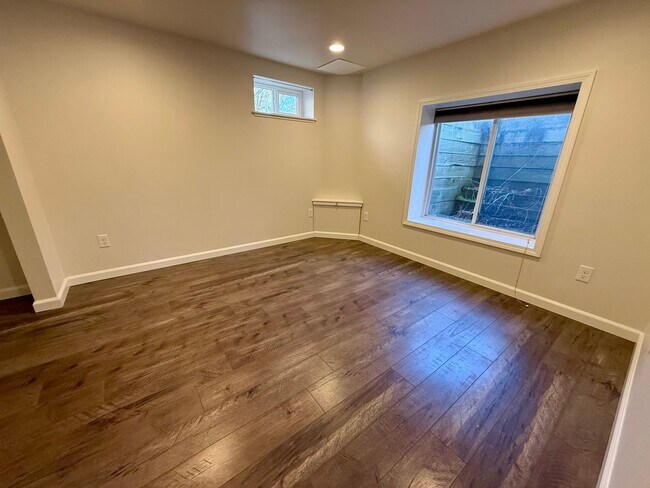 Building Photo - 3 Bedroom / 2 Bath Home - Bespoke Elegance in the University District!