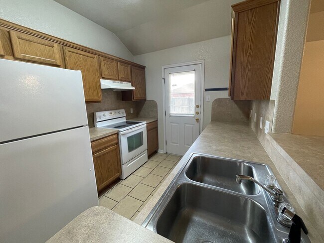 Building Photo - 1906 Charleston Ct