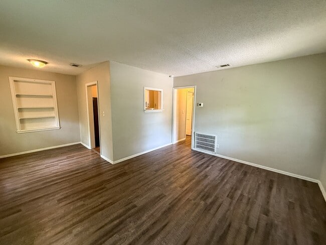 Building Photo - 2 bedroom 1 bath house w/ bonus room off G...