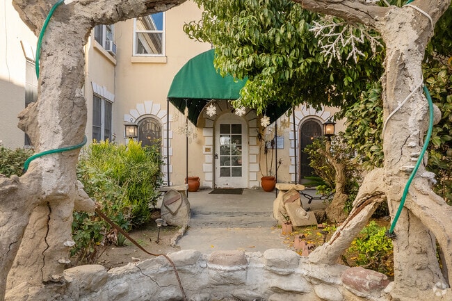 Building Photo - 100 N. Kenmore Ave