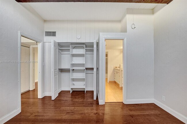 Building Photo - 760 E Coco Plum Cir