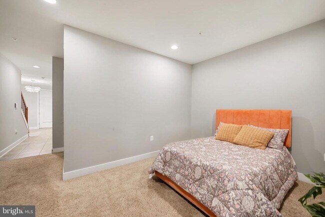 Building Photo - 710 E Howell Ave