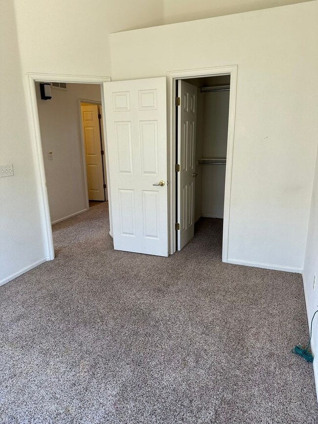 Building Photo - Make this refreshed townhome your own!