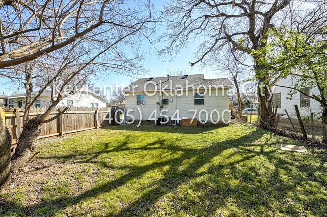 Building Photo - 4913 N Willow Ave