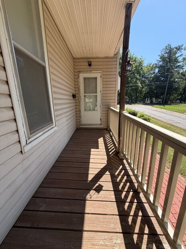 Building Photo - Newly Updated 2 Bedroom House with off street parking!