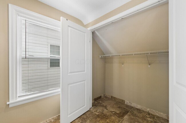 Building Photo - 557 E Royal Forest Blvd