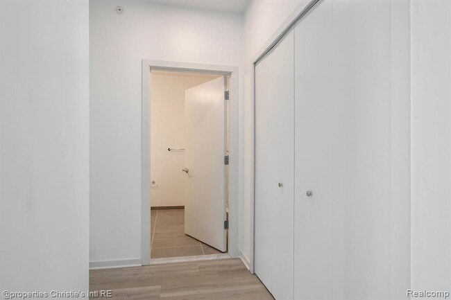 Building Photo - 7410 Kercheval Ave