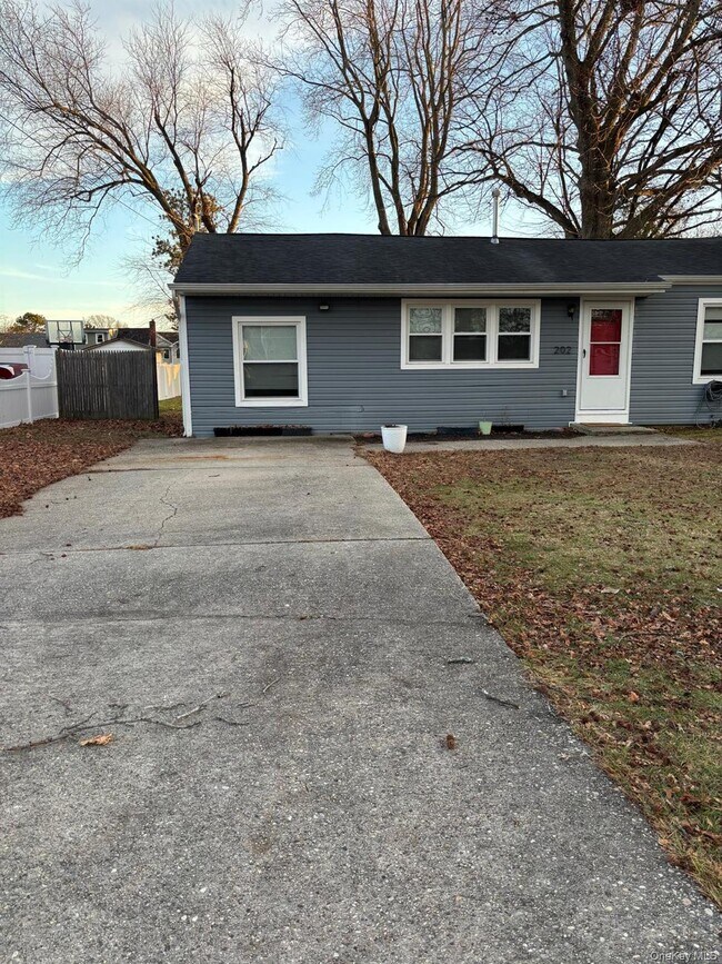 Building Photo - 202 Clark St