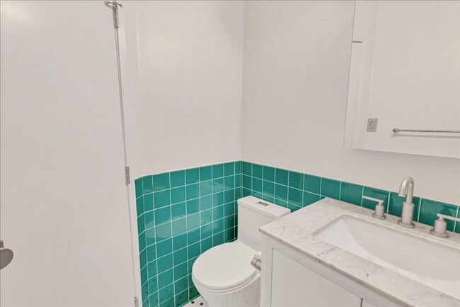 Building Photo - 1347 N Las Palmas Ave