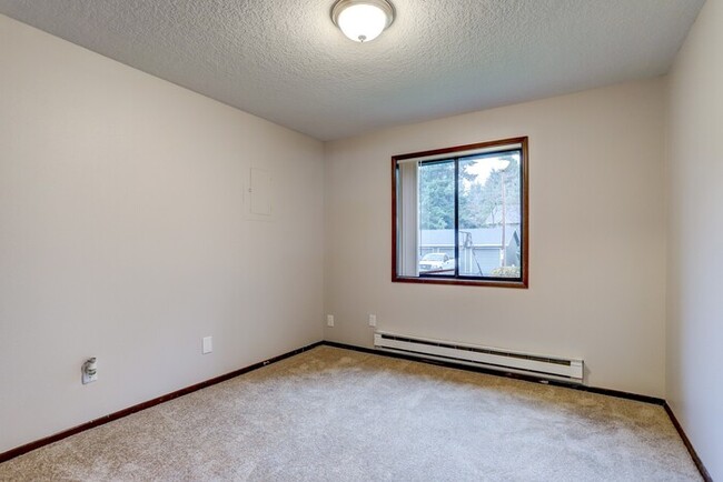 Building Photo - 2 bedroom 1 bath. Garage available!! Apply...