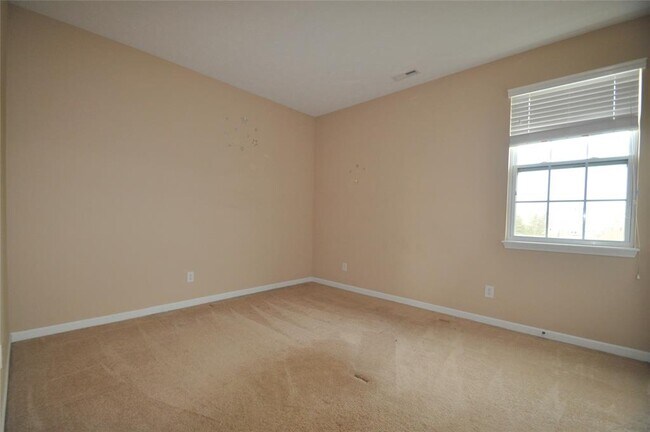 Building Photo - 2556 Diamond Lake Dr