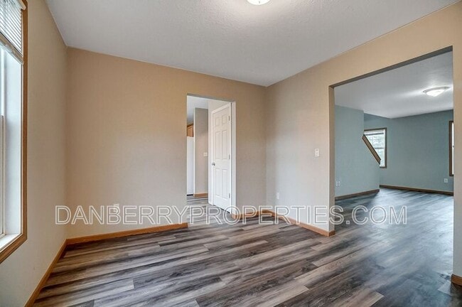 Building Photo - 1127 N Byrne Rd