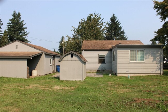 Building Photo - 3 Bedroom, 1.5 Bathroom House! Available now!