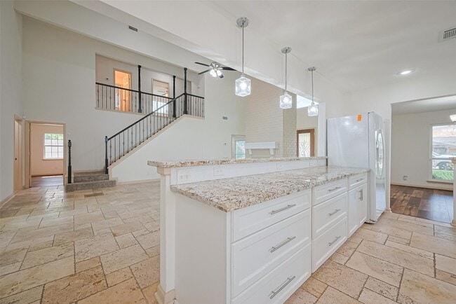 Building Photo - 982 W Donovan St