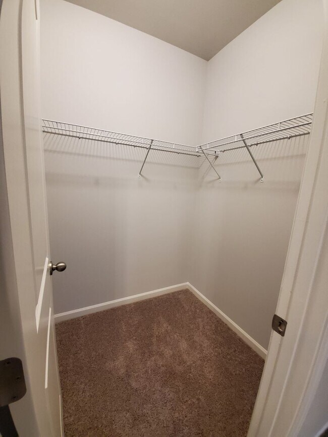 Building Photo - Charming 3-Bedroom Townhome with Stylish F...