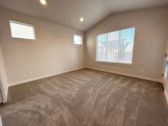 Building Photo - Gorgeous 3 bedroom 2 bathroom Home in Nampa