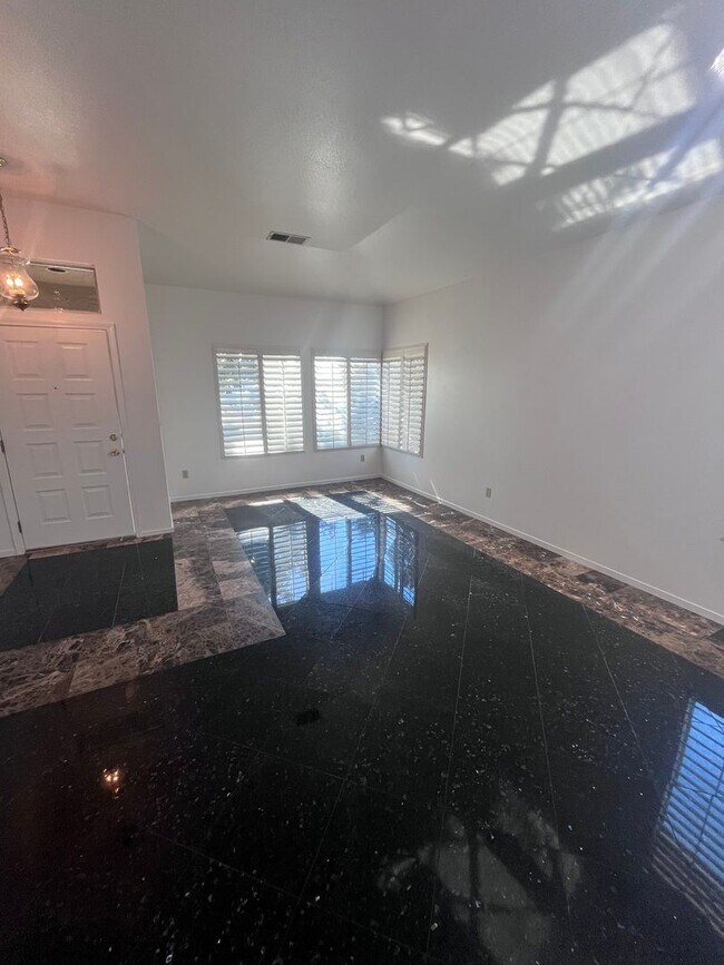 Building Photo - NICE 3 BEDROOM HOME IN ELK GROVE!!