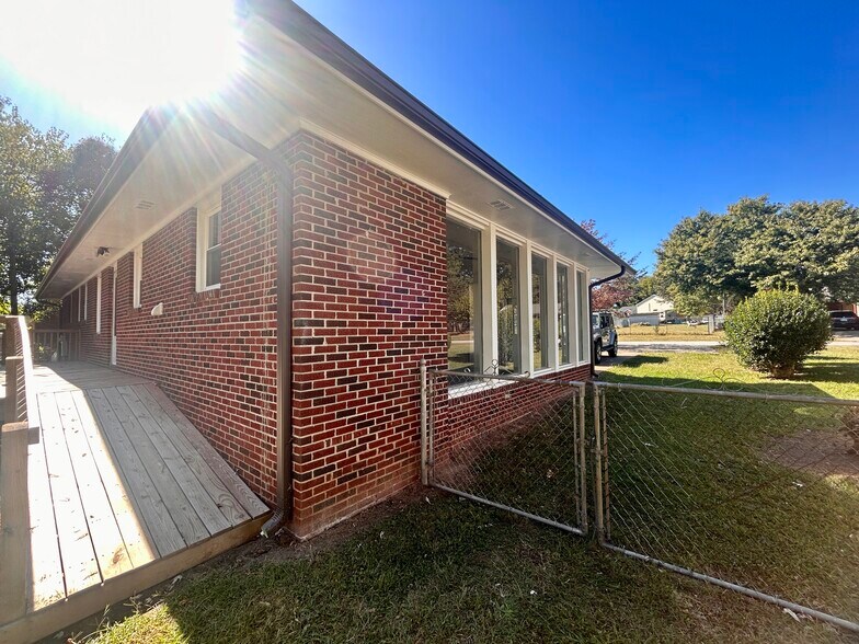 Building Photo - 553 Glenwood Dr