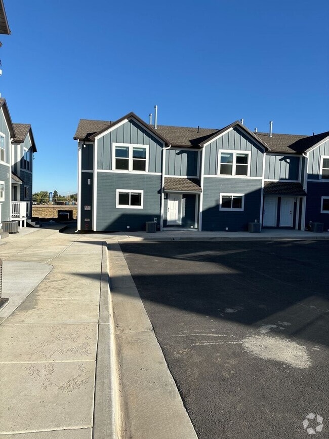Building Photo - 2 bedroom 2.5 bath townhome