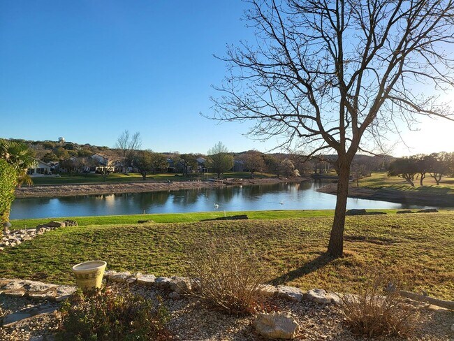 Building Photo - 547 Fairway Dr