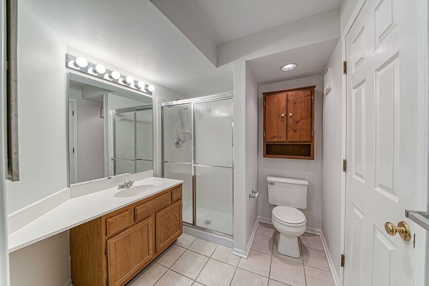 Master bath w/ walk-in closet; updated cabinets (not shown) - 2495 Fountain Pl